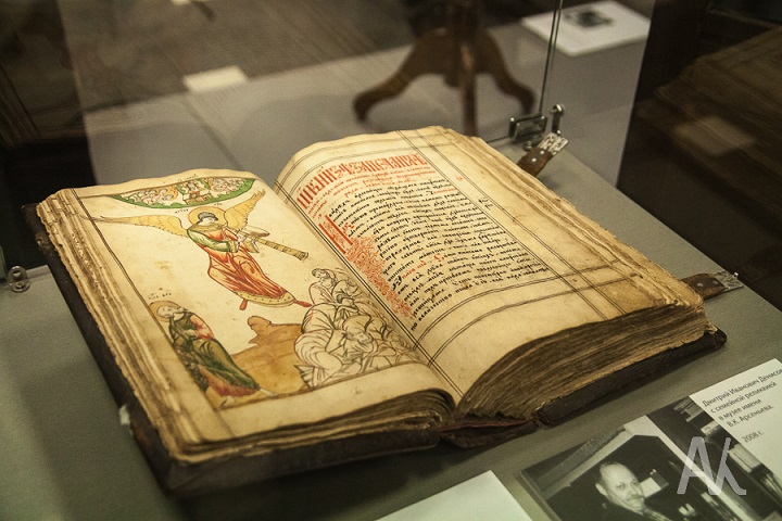 Книжный памятник.jpg